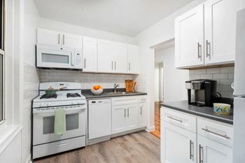 Full appliance package in kitchen