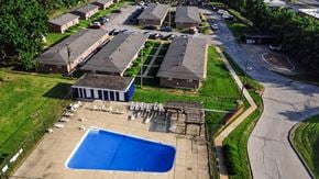 Overland apartment for rent - An aerial view with a pool.