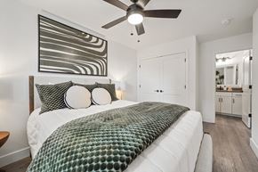 Knoxville townhouse for rent - A bedroom with a large bed and a ceiling fan.