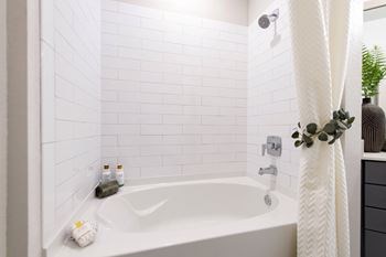 Oval soaking tub