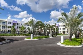 Miami apartment for rent - A sunny day at a residential complex with a paved courtyard.