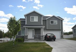 Magna apartment for rent - the front of a house with a car parked in the driveway