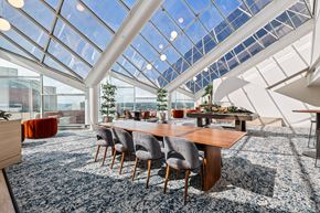 Cincinnati apartment for rent - A conference room with a long table and chairs at 7 West 7th Apartments, Cincinnati