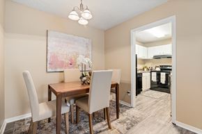 Mobile apartment for rent - A dining room with a wooden table and chairs.