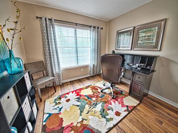 Huntsville apartment for rent - a living room with a rug and a desk with a chair