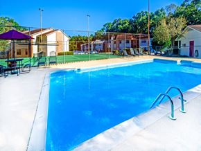 Mobile apartment for rent - the pool at the apartments for rent