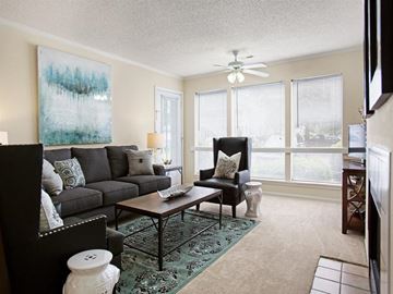 Tuscaloosa apartment for rent - a living room with a couch and a table