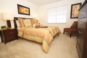 Tuscaloosa townhouse for rent - a bedroom with a bed and a dresser and a window