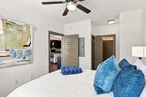 Tuscaloosa apartment for rent - A bedroom with a large bed and a ceiling fan.