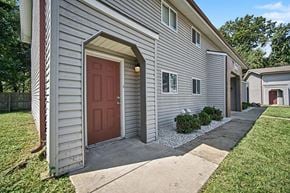 Kansas City townhouse for rent - A house with a red door and a grey siding.