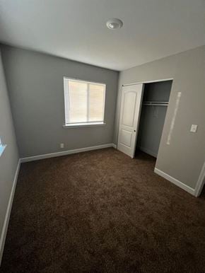 Kansas City townhouse for rent - a bedroom with carpet and a window