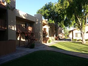 Phoenix apartment for rent - Desert Meadows apartments grass courtyard