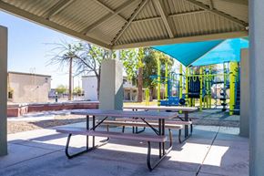 Phoenix apartment for rent - Foothills Village apartments covered picnic area