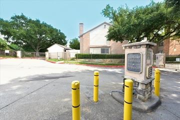 Dallas townhouse for rent - A sign in front of a building that says "Clean Outs" and "Historic Times".