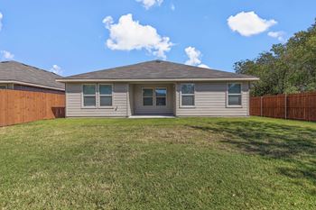 Front & back yard w/ sprinklers & privacy fence*