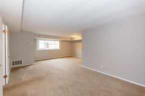 Shaker Heights apartment for rent - Almar Arms Living Room