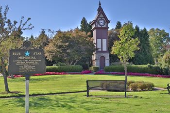 Walk to downtown rocky river, rocky river beach and restaurants