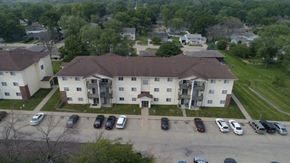 Indianola apartment for rent - an aerial view of an apartment building with cars parked in a parking lot