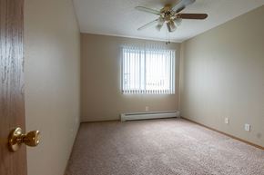 Ankeny apartment for rent - A room with a ceiling fan and a window with blinds at Peach Tree Apartments, Iowa, 50021