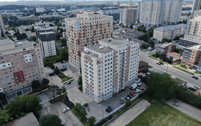 Waterloo apartment for rent - A large apartment complex sits in the middle of a city.