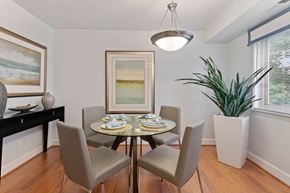 Vienna apartment for rent - A dining room with a table set for two and a potted plant.