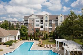 Dulles apartment for rent - A large building with a pool in front.