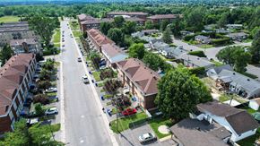 Gatineau apartment for rent - A street view of a residential area with houses on both sides.