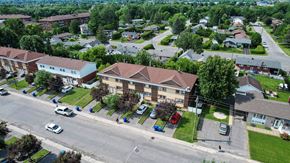 Gatineau apartment for rent - A residential area with houses and parked cars.