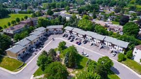 Gatineau townhouse for rent - A bird's eye view of a residential area with houses and parked cars.