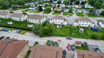 Gatineau townhouse for rent - A residential area with houses and cars.