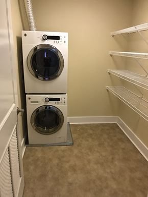 Saint Louis apartment for rent - a washer and dryer in a laundry room