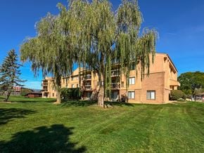Southfield apartment for rent - Lush Green Lawn at Franklin River Apartments, Southfield