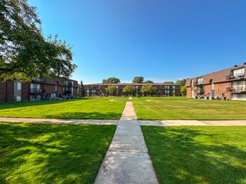 Expansive green space at knottingham apartments in clinton township, mi.