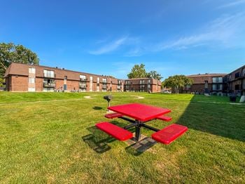Spacious picnic area at knottingham apartments in clinton township, mi.