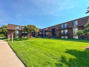 Expansive green space at knottingham apartments in clinton township, mi.
