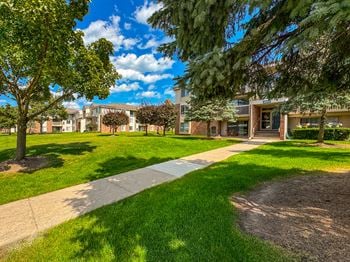 Spacious courtyard at prentiss pointe apartments in harrison township, mi.