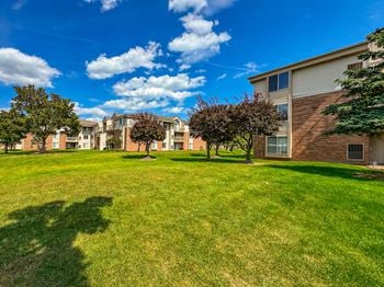 Expansive green space at prentiss pointe apartments in harrison township, mi.