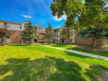 Spacious courtyard at prentiss pointe apartments in harrison township, mi.