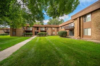 Spacious courtyard at westwood village apartments in westland, mi.