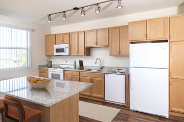 Goodyear apartment for rent - A kitchen with a bowl of fruit on the counter.