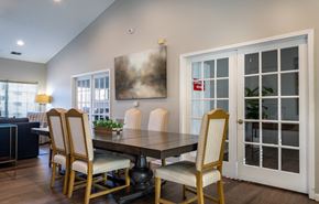 Hermitage apartment for rent - A dining room with a table and chairs.