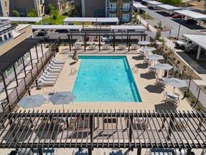 Phoenix apartment for rent - Flatz 602 Swimming pool, lounge chairs, umbrellas