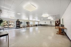 Kensington apartment for rent - a large room with a white ceiling and tables and chairs