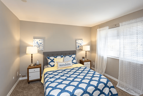 Saint Louis apartment for rent - A bedroom with a bed, nightstands, and lamps.