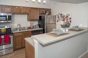 Lincoln apartment for rent - Picture of kitchen and counterheight island