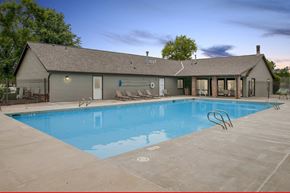 Lincoln apartment for rent - picture of outdoor pool