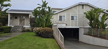 Hawthorne apartment for rent - A building with a sign that says Pacific Winds.