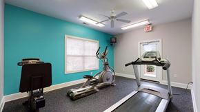 Oxford apartment for rent - a home gym with a turquoise wall and exercise equipment