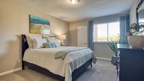 Norfolk apartment for rent - a bedroom with a large bed and a window