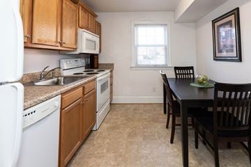 Hampton apartment for rent - A kitchen with a table and chairs.
